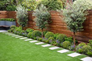 10 Backyard Vinyl Fence Ideas